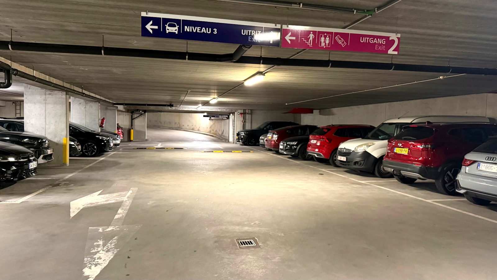Structure de parking couvert surveillée 24/7 avec signalisation claire près de l'aéroport de Bruxelles